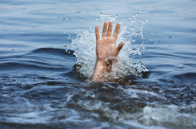 Kúpanie v obci Rudník sa skončilo tragédiou, dvaja ľudia skočili do vody a už sa nevynorili