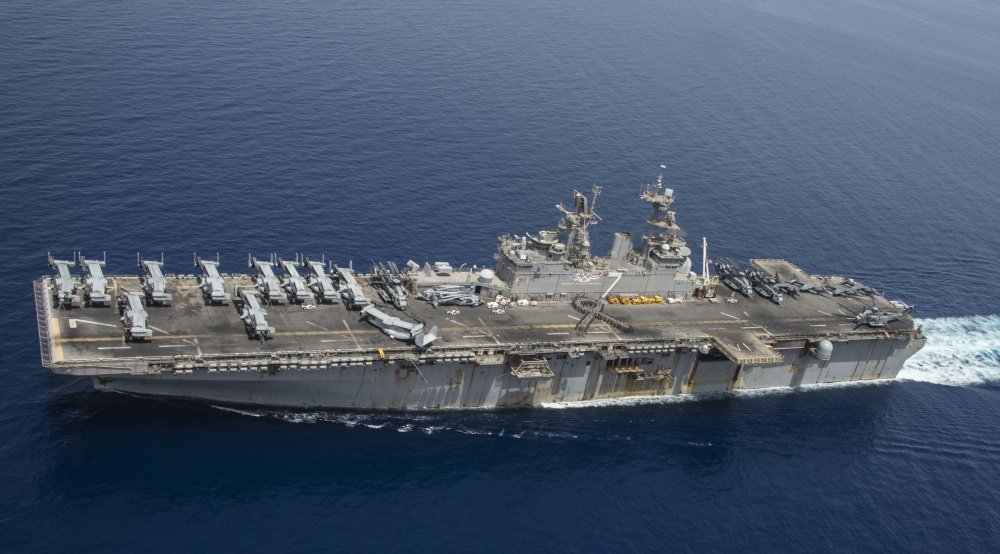 Tri lode amerického námorníctva s vojakmi na palube smerujú do Sýrie