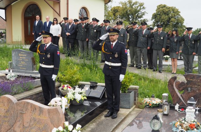 Policajti si v Boleráze pripomenuli tragickú udalosť, od vraždy ich kolegu Petra Opalka uplynie desať rokov (foto)