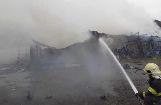 Hasiči zasahujú pri explózii v sklade pyrotechniky, z budovy ostali len obvodové múry (video+foto)