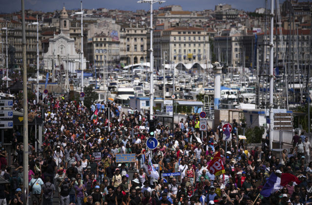 Francúzsko bolo plné demonštrantov, v krajine sa uskutočnili protesty proti krajnej pravici (foto)