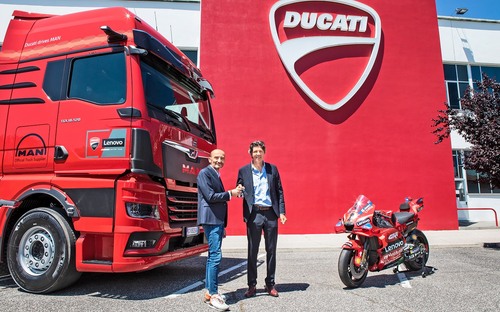 Červená farba Ducati, najväčšia kabína v ponuke a kožené sedadlá. Takéto budú len štyri ťahače MAN