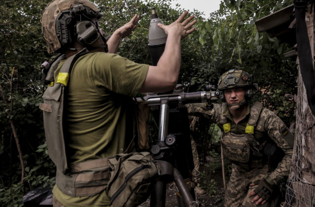 Oslavy 80. výročia SNP pokračujú. Prebieha veľkolepá vojenská prehliadka, bude aj galavečer a ohňostroj (video+foto)