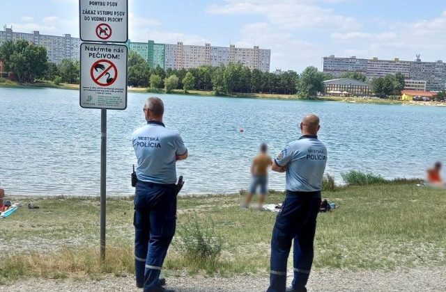 Chystáte sa na kúpalisko či k jazeru? Mestská polícia v Bratislave upozorňuje na zlodejov