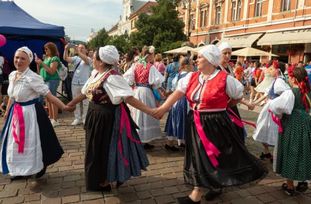 Hlavnú ulicu Košíc roztancovala ľudová karička, ide o tradíciu medzinárodného folklórneho festivalu Cassovia Folkfest