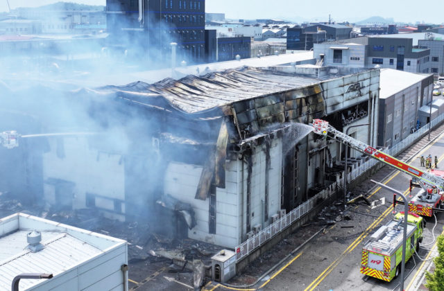 Požiar v Južnej Kórei zabil 22 ľudí a osem zranil, spôsobil ho výbuch lítiových batérií v továrni (video)
