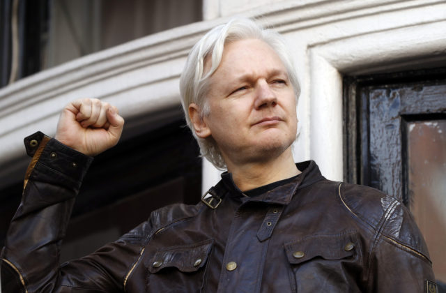 Julian Assange bude voľný. Zakladateľ portálu Wikileaks súhlasil s dohodou o vine a treste