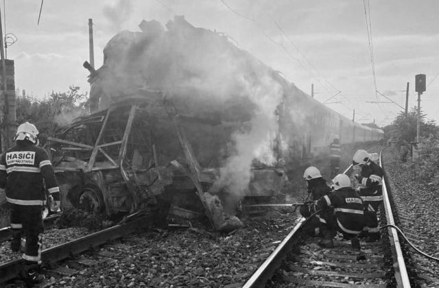 Tragickú zrážku pri Nových Zámkoch spôsobilo viacero faktorov. Vlak tam nemal čo robiť, povedal minister Ráž (video+foto)