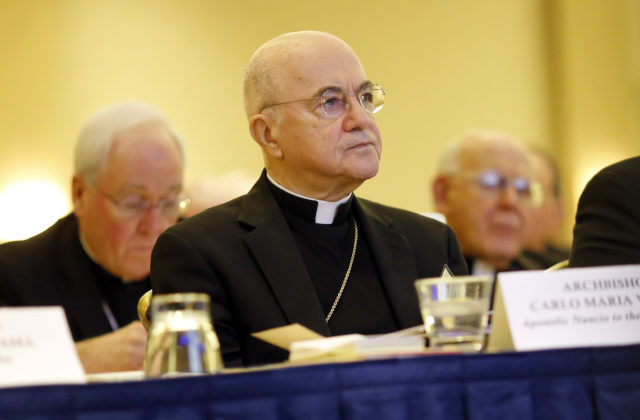 Vatikán exkomunikoval bývalého nuncia v USA, arcibiskupa Carla Mariu Vigana uznali vinným zo schizmy