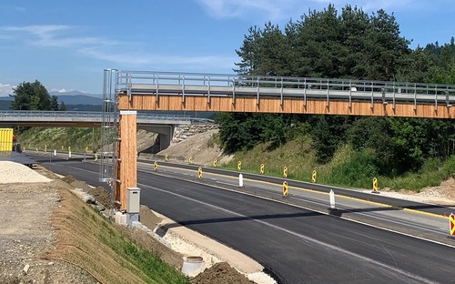 Ekodiaľnica z nečakaného materiálu: Použili ho pre dopravné značky, most aj mýtnu bránu