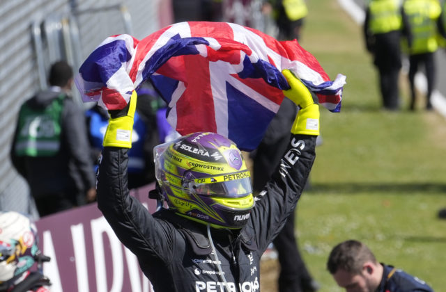 Hamilton sa v pretekoch F1 dočkal víťazstva po dlhých 945 dňoch, v Silverstone prekonal aj rekord