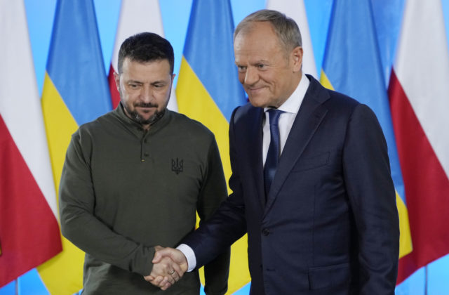 Zelenskyj diskutoval s poľským premiérom Tuskom o pomoci Kyjivu zo strany NATO, preberali aj ruské útoky