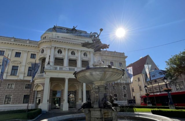 Meteorológovia zmenili výstrahy a osem okresov je oranžových, hrozia búrky s povodňami