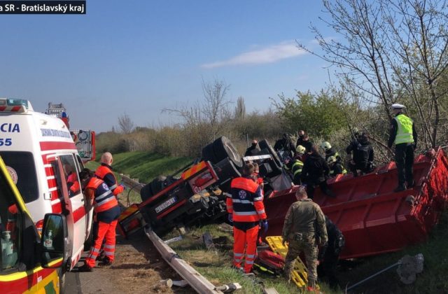 Kamión zišiel z cesty a prevrátil sa, diaľnicu D2 z Bratislavy museli uzavrieť (foto)