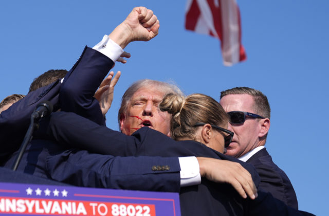 Počul som svišťanie, výstrely a okamžite cítil, ako guľka preráža kožu, opísal atentát Trump (video+foto)