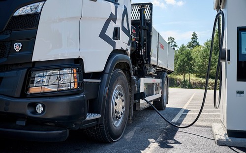 Scania sa vraj postará o riešenie nabíjania nákladných elektromobilov