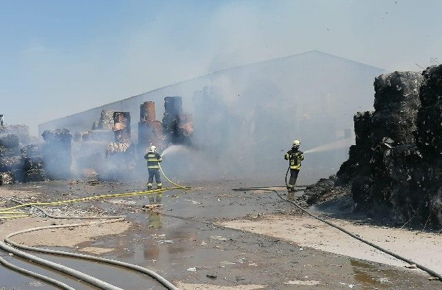 Hasiči z viacerých okresov likvidujú rozsiahly požiar kartónov v obci Kostolné Kračany