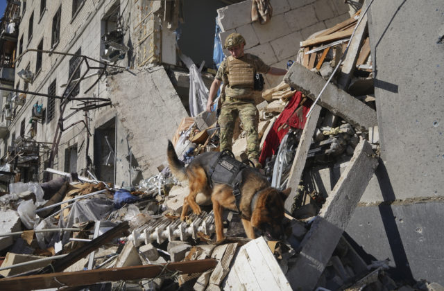 Ruská letecká bomba zasiahla dedinu v Charkovskej oblasti, jedna civilistka zomrela a ďalší sú zranení