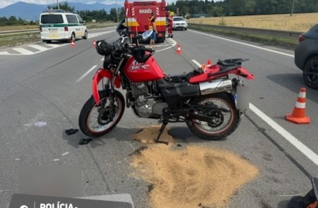 Pri Martine sa zrazil motorkár s Volkswagenom. S vážnymi zraneniami bol prevezený do nemocnice (foto)