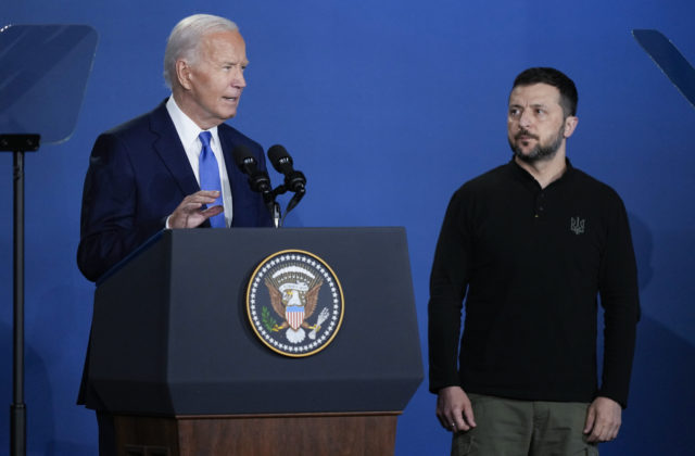 Biden schválil čerpanie miliárd na vojenskú pomoc Ukrajine, Pentagon môže Kyjevu poskytovať zbrane