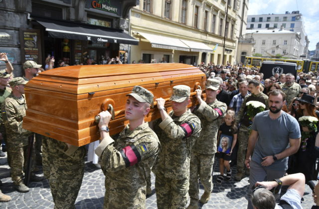 Na pohrebe zavraždenej bývalej nacionalistickej poslankyne Iryny Farionovej sa zúčastnili tisíce ľudí (fotografie)