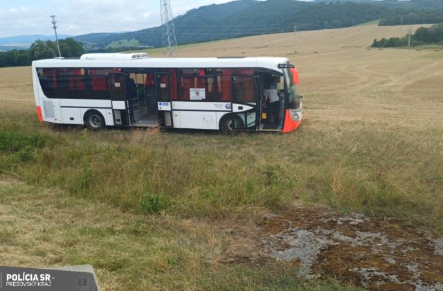 Na východe Slovenska havaroval linkový autobus, skončil v priekope