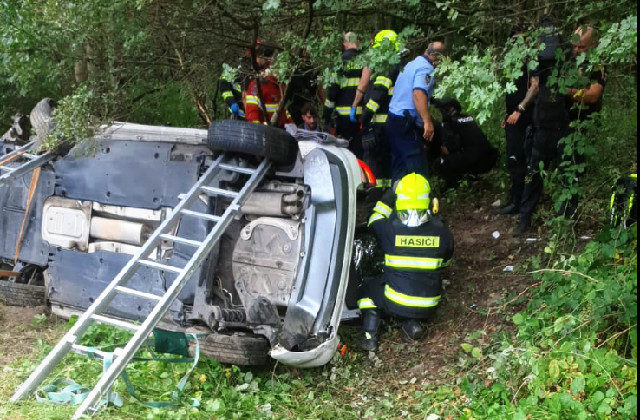 Pri Patrónke havarovalo vozidlo mestskej polície, dve osoby skončili so zraneniami v nemocnici (foto)