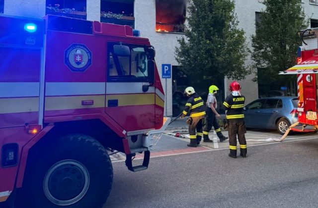 Polícia vyšetruje príčiny požiaru na Kutlíkovej ulici v Petržalke, plamene spôsobili škodu vo výške 200-tisíc eur (foto)