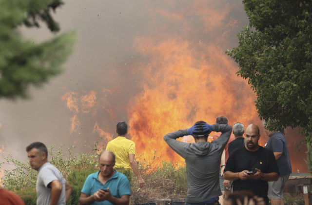 Z kempingovej dediny v talianskej Apúlii museli pre lesný požiar evakuovať dovolenkárov, situácia je kritická