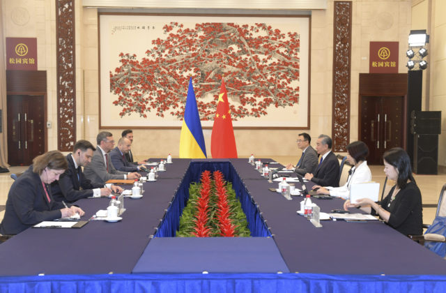 Čína podporuje územnú celistvosť Ukrajiny a hľadá dlhodobé riešenie ruskej vojny, vyhlásil Kuleba