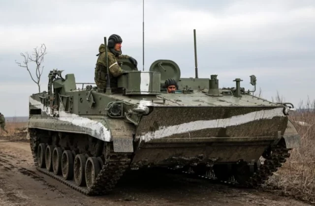 Ruský tank prešiel civilné auto s vodičom, vojenská posádka bola v neadekvátnom stave