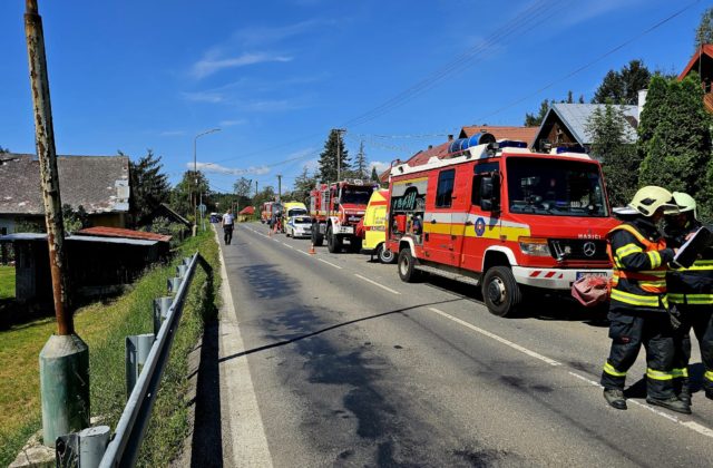 V Brezne sa zrazil autobus s traktorom, na mieste hlásia zranených