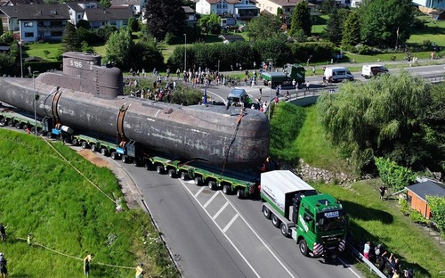 MAN TGX prepravoval súpravu ťažkú 500 ton! Kolos na 30 nápravách prevážal ponorku do múzea