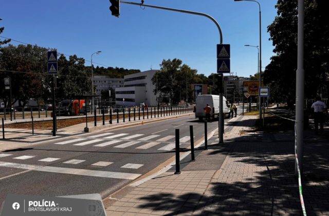 Tragédia v Karlovej Vsi. Auto zrazilo 83-ročnú ženu na priechode pre chodcov, zraneniam podľahla