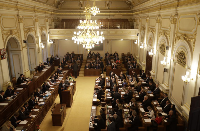 Českí poslanci stále nerozhodli o pandemickom zákone, rokovanie museli preložiť