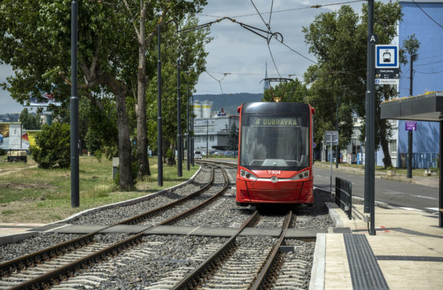 Polícia pátra po zvrhlom mužovi, ktorý sa v bratislavskej električke dotýkal svojím údom cestujúcich