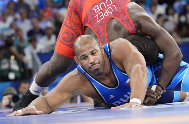 Zápasník López sa rozlúčil ako 5-násobný olympijský víťaz. Poklonil sa mu aj zdolaný Acosta