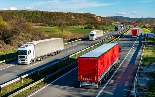 Lož o prechode tovarov na železnicu? Veľká šanca pre kamióny, expert stanovuje podmienky