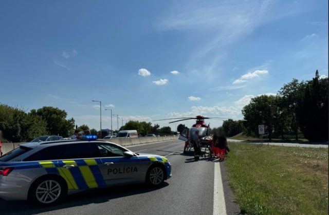 Na D1 pri Bratislave je obmedzená premávka, motocyklista utrpel pri nehode vážne zranenia (foto)