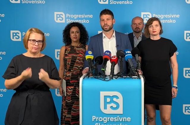 Ficova vláda podľa progresívcov v lete rozkladá štát a prezident mlčí, opozičné protesty sa vrátia do ulíc (video)