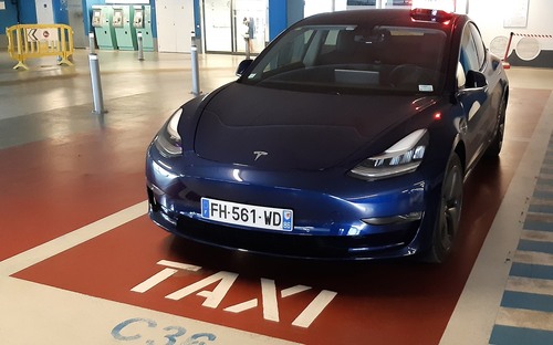 Samojazdiace taxíky bez vodiča? Tesla zlyhá, poznám dôvody, odkázal líder taxibiznisu