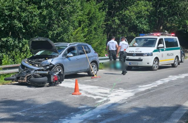 Tragická nehoda na Liptove, motorkár prešiel do protismeru a zrazil sa s autom (foto)