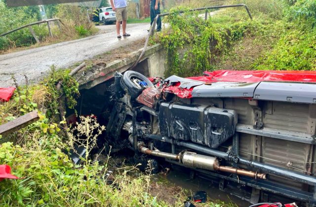 Tragická nehoda v Kolárove. Vodič dodávky zišiel do priekopy a narazil do mosta (foto)