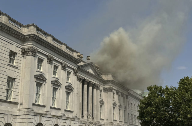 V centre Londýna horel palác Somerset House. Na mieste, kde sa nachádzajú neoceniteľné umelecké diela zasahovalo 125 hasičov