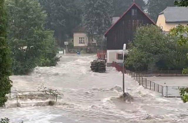 Južné Česko aj časť Prahy zasiahli veľmi silné búrky, hasiči hlásia desiatky výjazdov