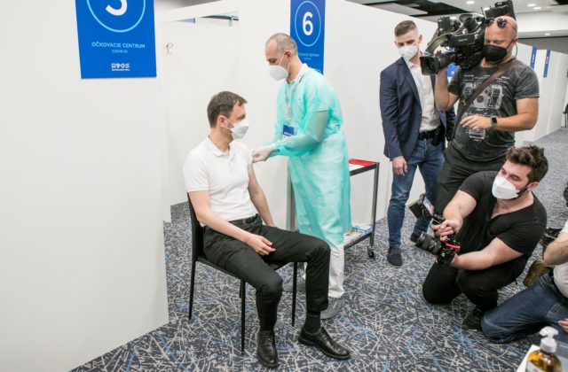 Premiér Heger dostal prvú dávku vakcíny proti koronavírusu, s tempom očkovania na Slovensku je spokojný