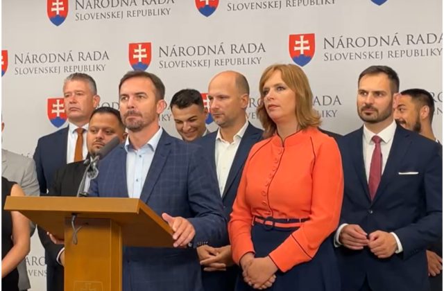 Koalícia neprišla do práce a zubami-nechtami drží vo vláde dvoch najškodlivejších ministrov, kritizuje hnutie Slovensko (video)