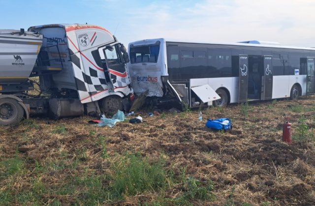 Pred Turňou nad Bodvou sa zrazil kamión s autobusom, k nehode vyslali šesť ambulancií a vrtuľník