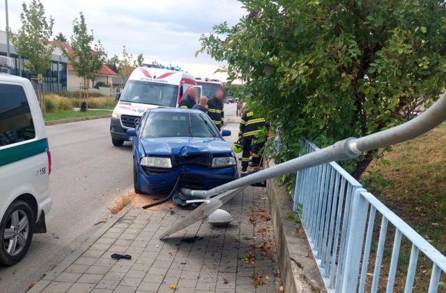 Muž narazil do dvoch odstavených áut a následne do verejného osvetlenia, záchranárom sa vodiča nepodarilo oživiť