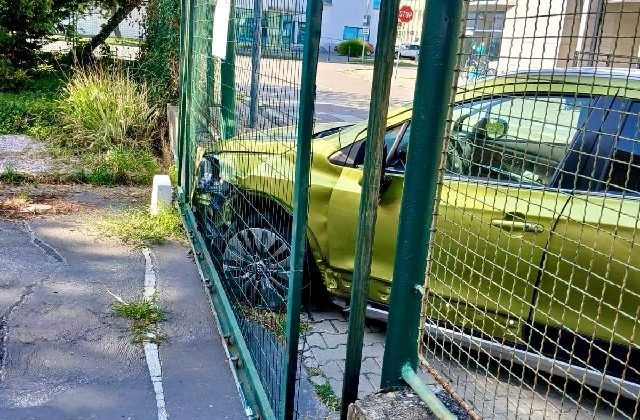 Po požiari a výbuchu v garáži v Trnave skončili s popáleninami štyria ľudia, prípadom sa zaoberá polícia (foto)